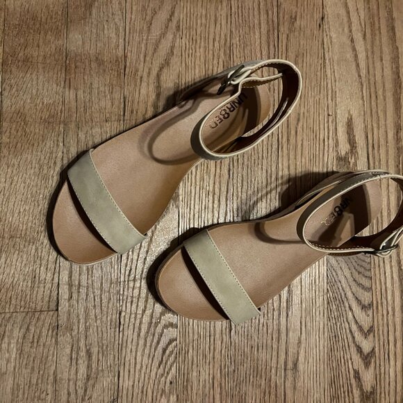 UNR8ED Tacoma Sandals 9M, New In Box, Never Worn - Picture 2 of 6